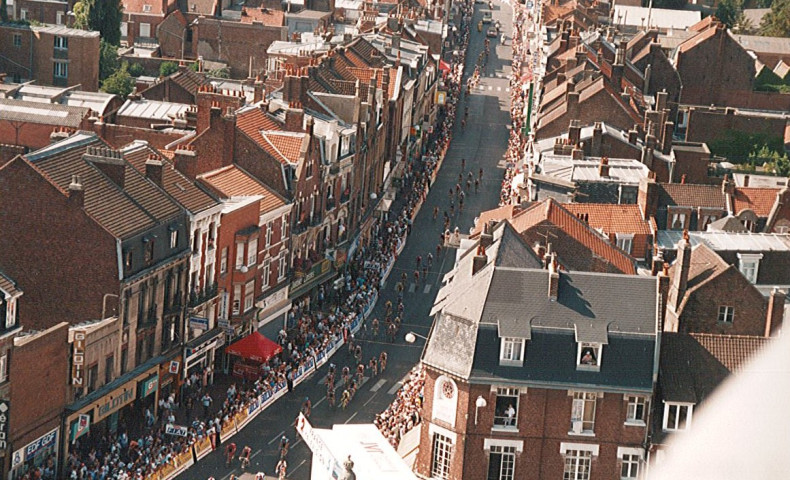 Vue aérienne du public assistant au passage des coureurs rue de Dunkerque, tour de France