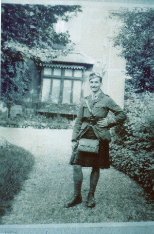 Officier écossais devant la maison de la famille Lescornez