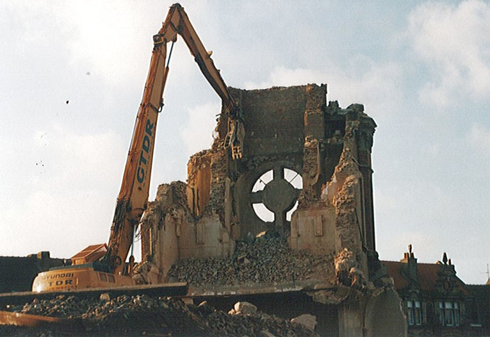 Clocher de l'église Saint-Roch en cours de démolition