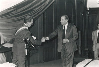 François Mitterrand serrant la main de Gérard Haesebroeck dans le grand salon de l'hôtel de ville