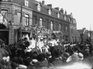 Défilé folklorique dans une rue