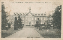 Façade principale et avant-cour de l'hôpital civil