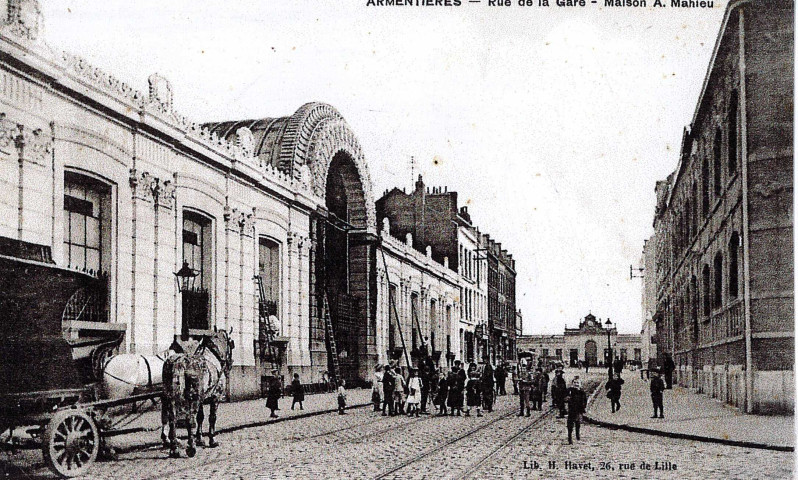 Groupe devant la maison de commerce Mahieu