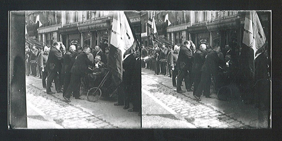 Edmond Debruyne et Charles Conem passant en revue des sociétés d'anciens combattants