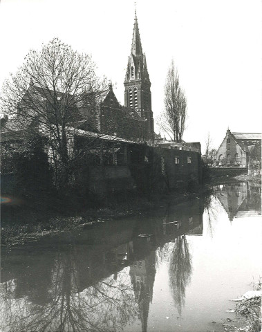 Église Saint-Vaast et salle des fêtes vues depuis le quai de Beauvais