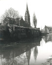 Église Saint-Vaast et salle des fêtes vues depuis le quai de Beauvais