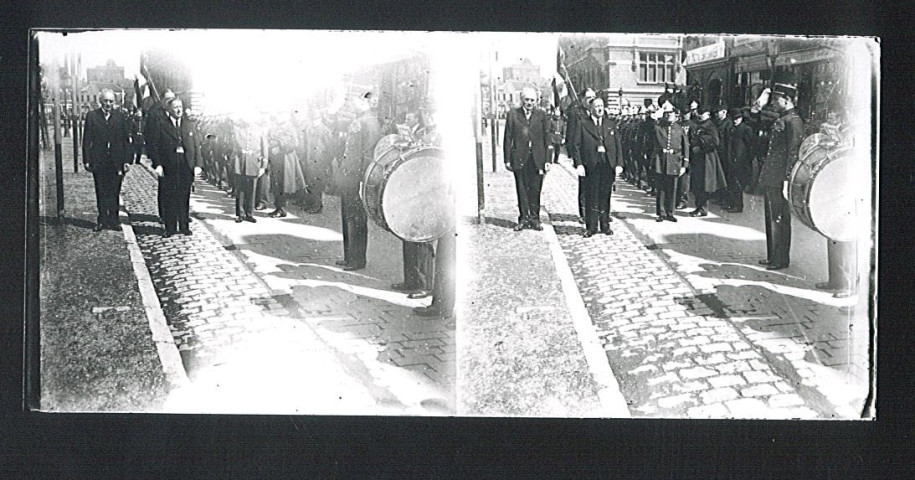 Edmond Debruyne passant en revue les sociétés sur la Grand'Place