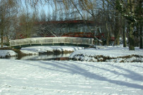 Étang et home de détente sous la neige au complexe sportif Léo Lagrange