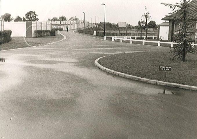 Chemin d'accès aux équipements au complexe sportif Léo Lagrange