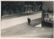 Deux soldats allemands échangeant du feu, rue du faubourg de Dunkerque