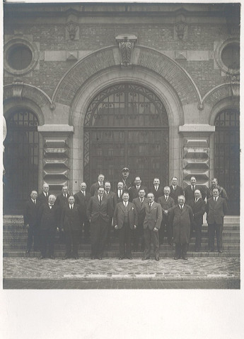 Groupe de personnalités sur le perron de l'hôtel de ville