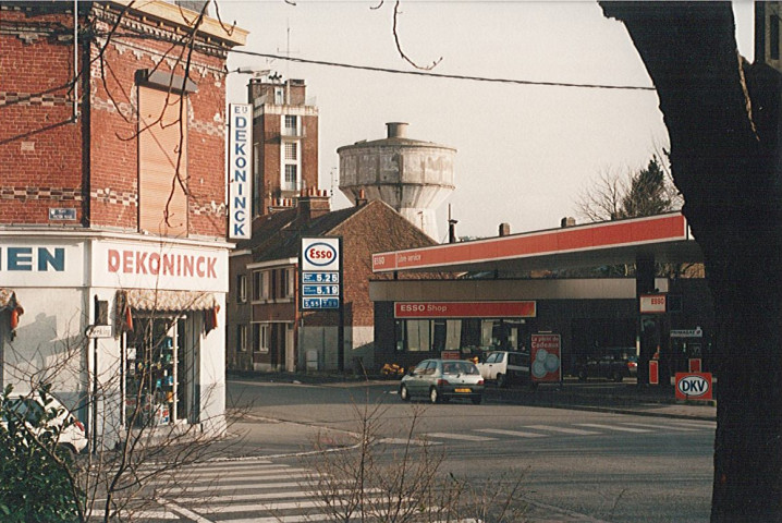 Château d'eau vu du square Victor Hugo (station essence Esso)