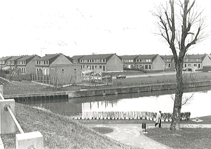 Construction des lotissements de maisons rues Diderot, Jean-Jacques Rousseau, Voltaire et Boileau en bordure de la Lys