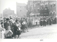 Foule lors du défilé de la fête des Nieulles place Jules Guesde