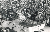 Passage d'un char dans le centre-ville lors du défilé folklorique de la fête des Nieulles