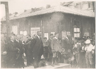 Remise de prix aux écoliers face à la mairie provisoire