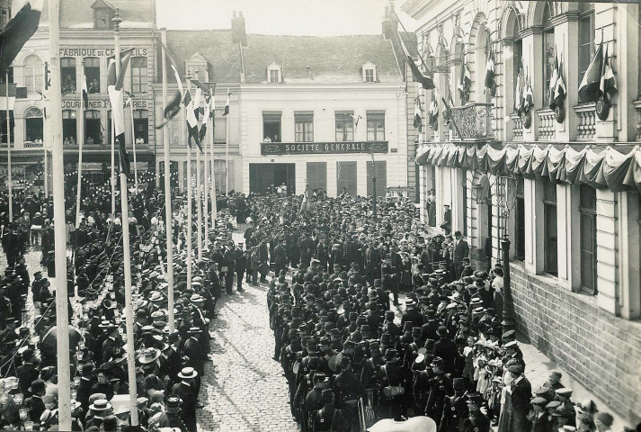 Cérémonie ou festivité devant l'hôtel de ville et la société générale