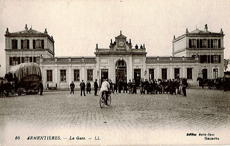 Groupe de passants devant la gare d'Armentières