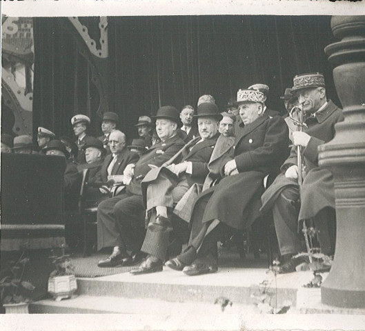 M. Julien, ministre des postes et télécommunications à la tribune d'honneur de l'école nationale professionnelle pour le cinquantenaire de l'établissement