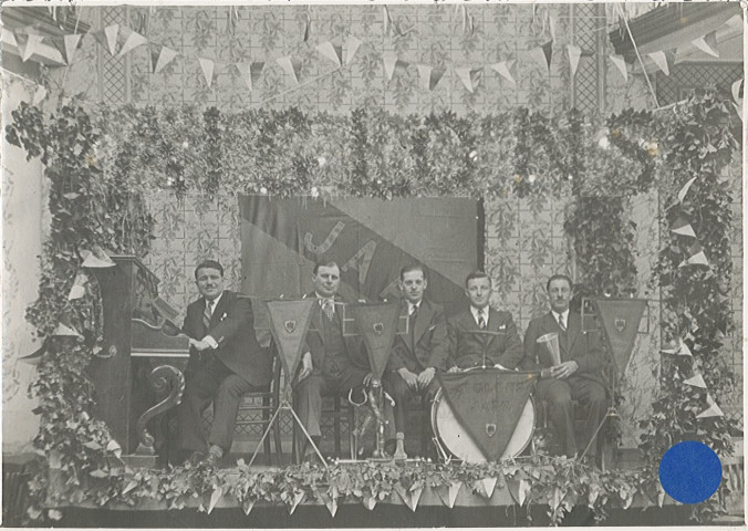 Société musicale sur un podium pour la fête de la JAA (jeunesse athlétique armentiéroise)