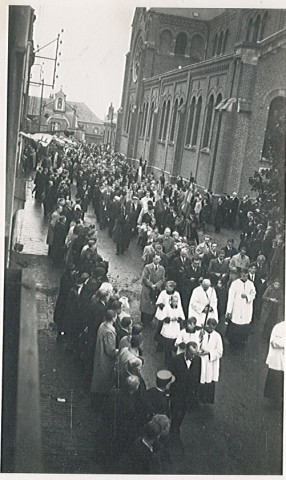 Cortège de funérailles des FFI morts pendant les combats de la Libération à l'église Notre-Dame de Bonsecours