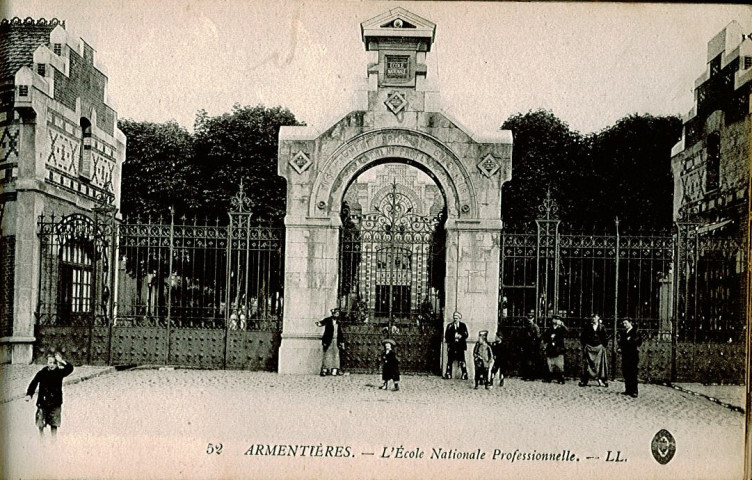 Groupe devant l'entrée de l'École Nationale Professionnelle