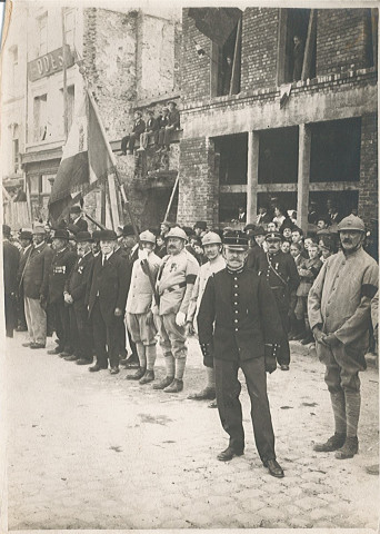 Cérémonie du 14 juillet dans les ruines de la ville