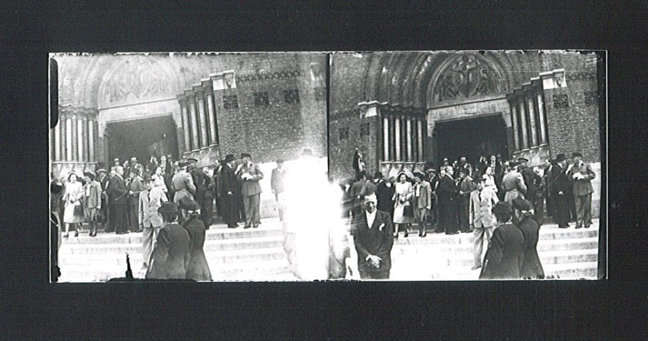 Sortie de l'église Saint-Vaast lors de la cérémonie de remise de la Croix de guerre