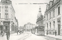 Rue Marle avec vue sur l'hôtel et le café du Nord, la maison de commerce Pouchain et la pharmacie universelle