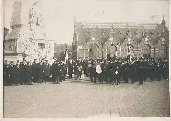 Passage d'une société musicale lors de l'inauguration du monument aux morts