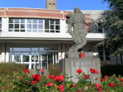 Bâtiment d'accueil du centre hospitalier (CHA) et statue à Mademoiselle From Armentières