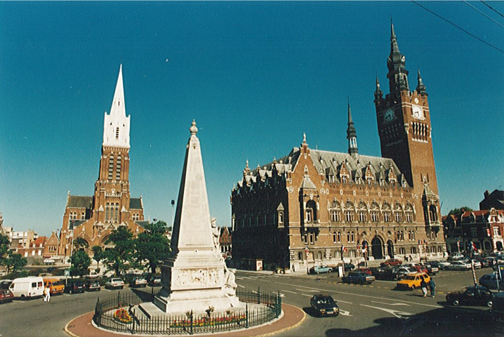 Monument aux morts, beffroi et église Saint-Vaast