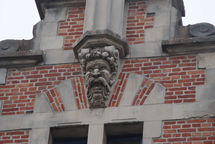 Détail de la façade de la chambre de commerce et d'industrie d'Armentières Hazebrouck