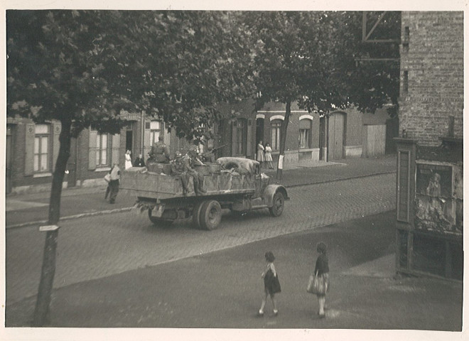 Passage d'un camion allemand rue du faubourg de Dunkerque