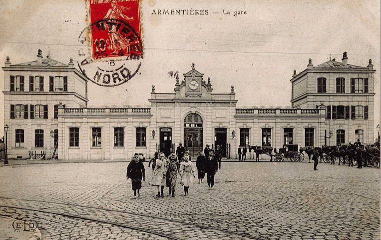 Groupe d'enfants sur la place de la Gare