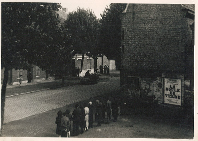 Passage des résistants des Forces Françaises de l'Intérieur (FFI) rue du faubourg de Dunkerque