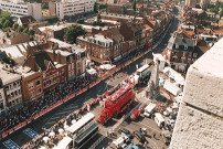 Vue aérienne du public assistant au passage des coureurs, tour de France