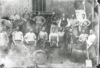 Ouvriers de la brasserie Motte-Cordonnier posant dans la cour de l'usine