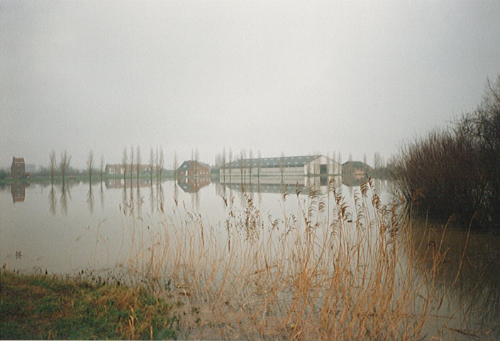 Crue de la Lys, inondation d'un hangar après l'écluse d'Armentières