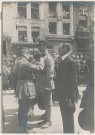 Visite officielle du maréchal Foch pour la remise de la croix de guerre à la ville, remise de médaille