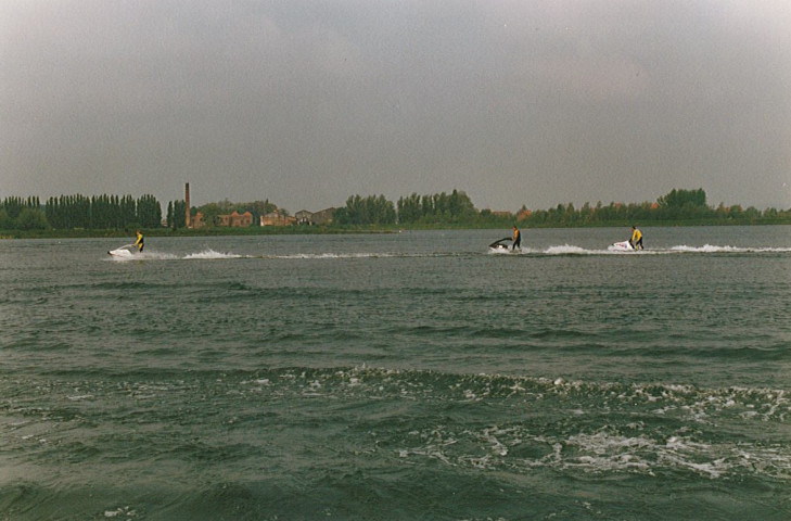 Démonstration de ski nautique à lors du 10e anniversaire de la base des Prés du Hem