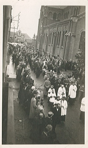 Passage des cercueils lors des funérailles des fusillés du pont de Nieppe