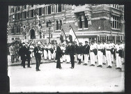 Charles Conem saluant une société de gymnastique sur la Grand'Place