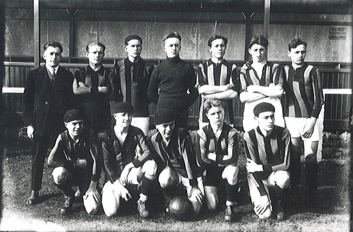 Joueurs de football posant devant la tribune