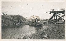 Bateau sur la Lys à la hauteur du pont de Nieppe détruit