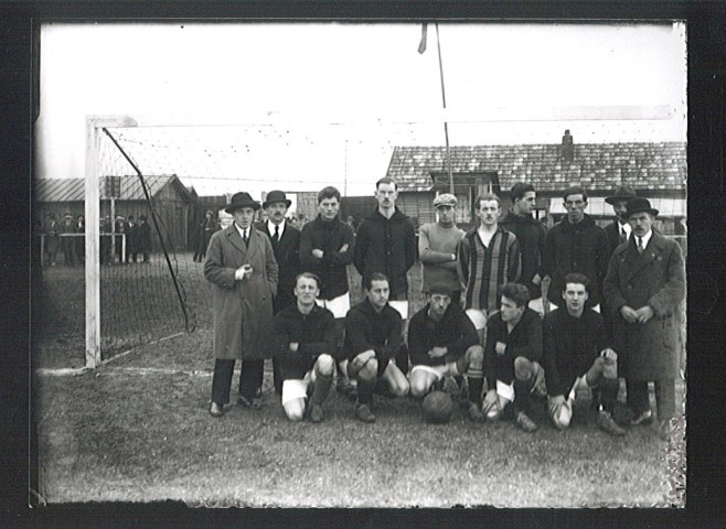 Équipe de joueurs de football de la JAA (jeunesse athlétique armentiéroise) posant sur le terrain