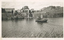 Traversée de la Lys par bateau suite à la destruction du pont de Nieppe