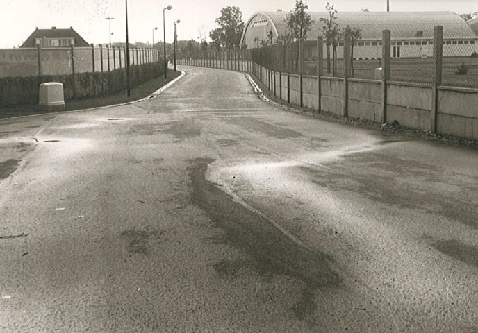 Chemin d'accès aux équipements au complexe sportif Léo Lagrange