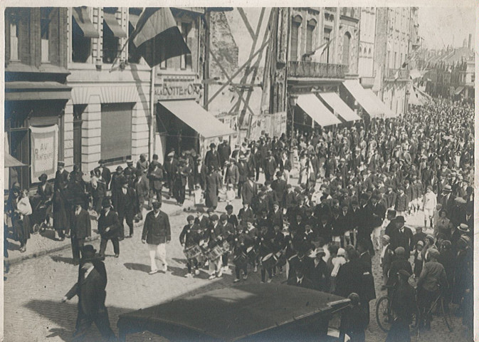 Défilé de sociétés musicales lors d'une manifestation populaire