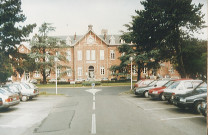 Vue de l'entrée principale du centre hospitalier (CHA)